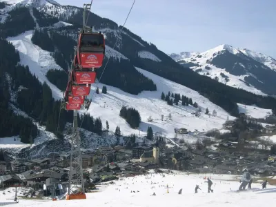 Rode gondels boven een besneeuwd dorp